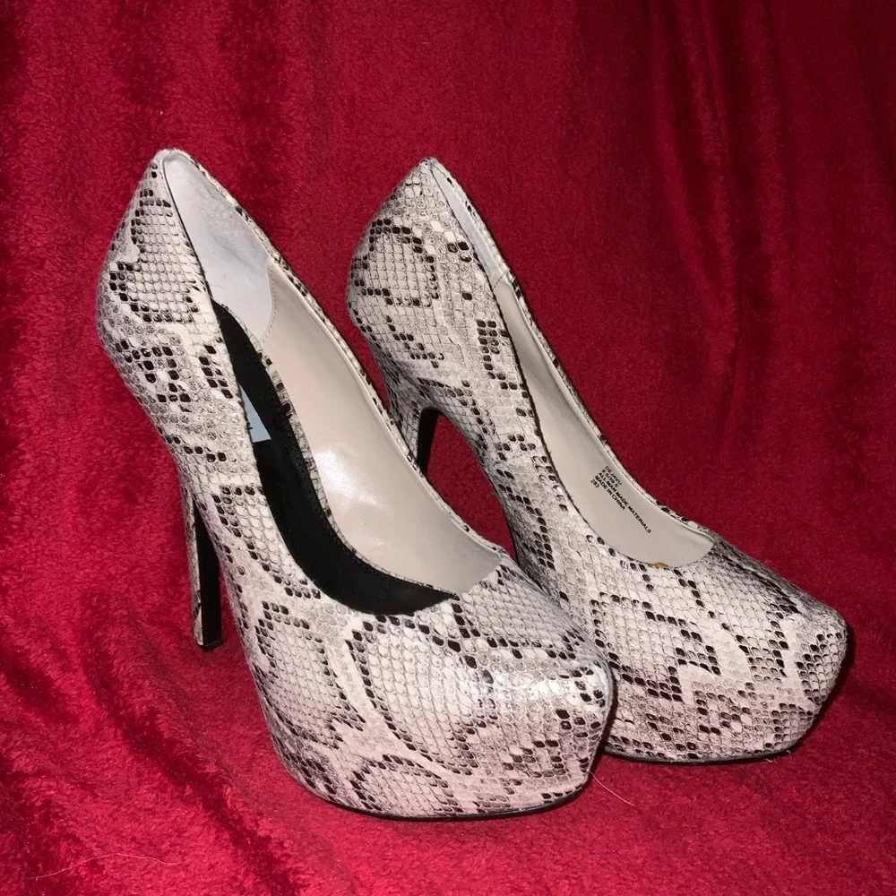 STEVE MADDEN faux snakeskin LIKE NEW! Size 9 1/2 with 6 inch heels! - Picture 2 of 6